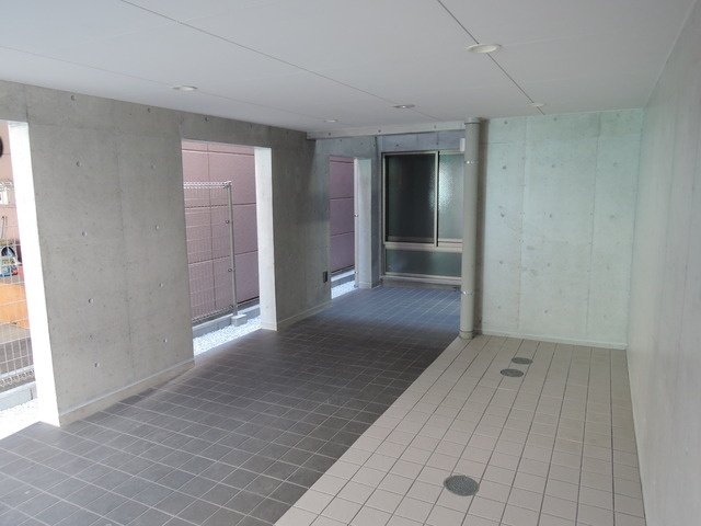 北区赤羽２丁目の賃貸マンションのエントランス