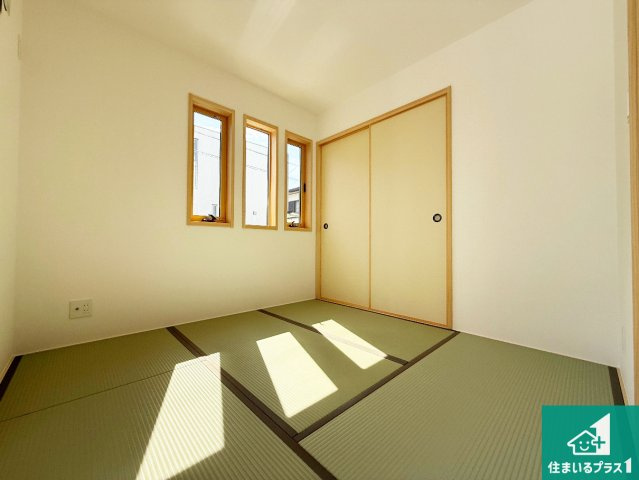 大阪狭山市大野台　第11期　新築一戸建ての和室|一室あると便利な和室は客間としてだけでなく、小さなお子様のプレイルームや食後のくつろぎスペースとしてもご利用いただけます。収納もついていますので大活躍間違いなし！