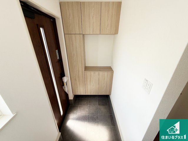 大阪狭山市大野台　第11期　新築一戸建ての玄関|シューズボックスにはたくさんの靴が収納できるので玄関周りはいつもスッキリ！ご家族が増えても安心！