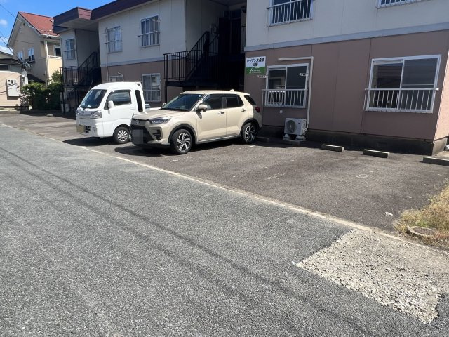 レジデンス桑原Ａの駐車場