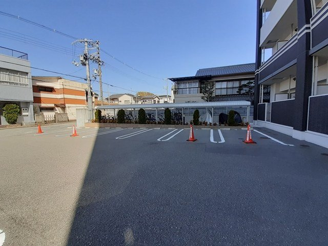 クレール姫路の駐車場