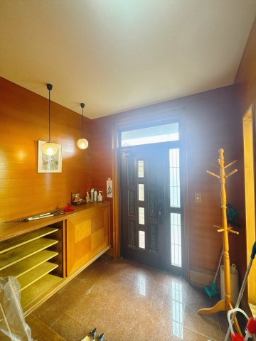 【中古戸建】高崎市稲荷台町の玄関|■玄関｜毎日の「いってらっしゃい」や「お帰りなさい」を大切なご家族と過ごす玄関は〈使いやすさ〉を追求しております。玄関横の物入は急な来客時でもさっとお片付けできるスペースを確保しています。