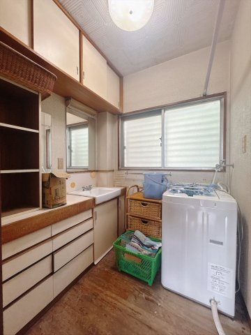【中古戸建】高崎市稲荷台町の独立洗面台|■洗面室｜ゆとりのある洗面脱衣室ではお子様と並んで歯磨きもできるので一緒に成長を楽しめます