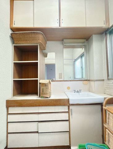 【中古戸建】高崎市稲荷台町の独立洗面台|■洗面室｜大きな鏡で朝の身支度もラクラク♪毎日の忙しい準備が楽しくなる洗面所です(^^♪