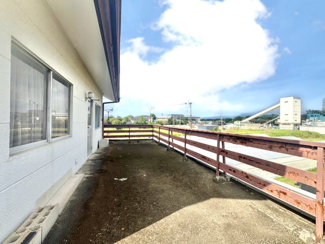 【中古戸建】高崎市稲荷台町のバルコニー|■バルコニー｜普通のバルコニーより広い仕様のバルコニー。洗濯物やお布団だけでなく雨の日にたまった洗濯物はもちろん、プランターを置くことで家庭菜園も可能です♪