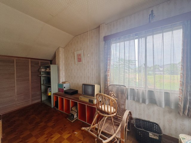 【中古戸建】高崎市稲荷台町の洋室|■洋室｜洋室には大きな窓をご用意しています。日中はあたたかな日差し差し込み自分時間も充実できますね＾＾
