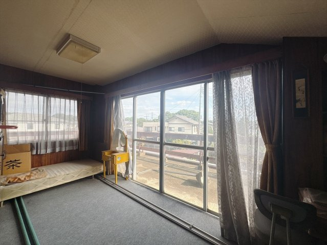 【中古戸建】高崎市稲荷台町の洋室|■洋室｜2面採光で明るい洋室。全部屋フローリングなので、お掃除がしやすいです♪大きな収納もあって嬉しい！