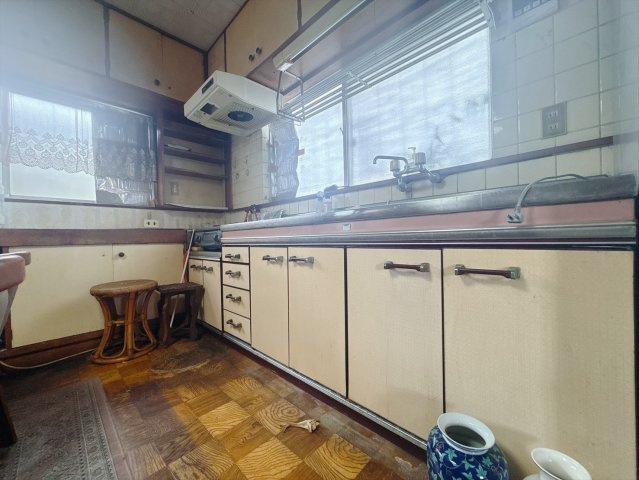 【中古戸建】高崎市稲荷台町のキッチン|■キッチン｜ワークトップの幅が広く、お子様といっしょにお料理をつくったり、ちょっとしたパーティーも楽しめます。フラットなのでお掃除がしやすいのもポイントです♪