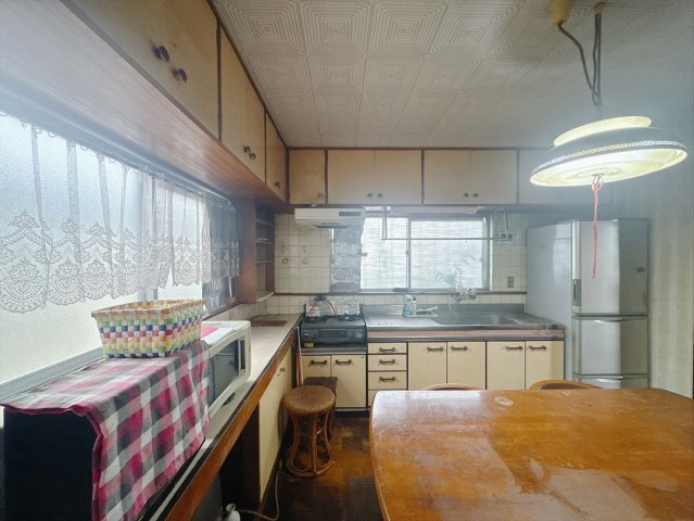 【中古戸建】高崎市稲荷台町のキッチン|■キッチン｜大きなお鍋や調理用具のも出し入れラクラクな収納がたっぷり！毎日使う場所だからこそ、無理のない姿勢で作業できるのは嬉しいポイントですね(*＾＾*)♪