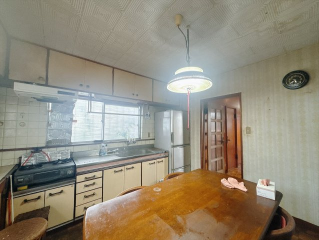 【中古戸建】高崎市稲荷台町のキッチン|■キッチン｜ワークトップ下には、圧力鍋やパスタ鍋などのかさばる調理器具もラクラク収納可能な収納！ものが溢れがちなキッチン回りもスッキリきれいに管理ができます♪
