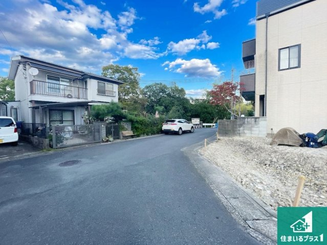 京都市西京区大枝西新林町　第1期　売土地の前面道路含む現地写真|周辺は落ち着いた街並みの住宅地！子育てがしやすい住環境です！
