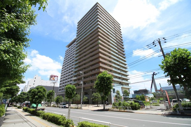 ■【exterior】その美しく華やかな存在感は、この街のランドマークと呼ぶにふさわしい。その姿は、整備された街並みに馴染みながらも、ここに住まう誇りを象徴するかのように、さりげなく個性を主張。