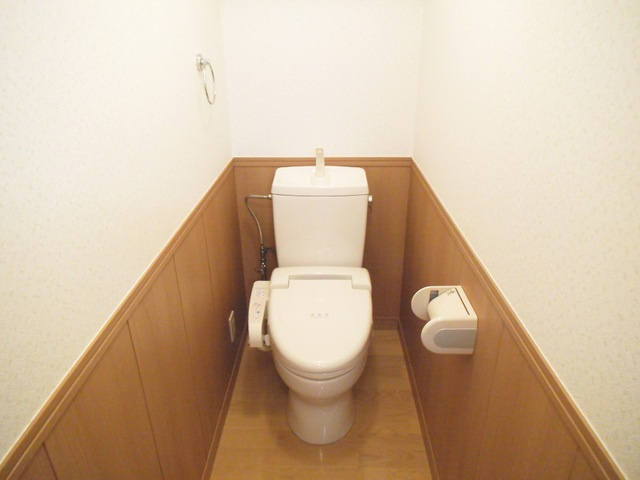 ソリテア中十条のトイレ|温水洗浄機能付きと広々としたトイレです