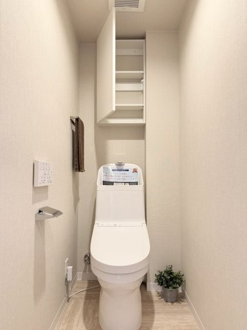 境谷西第2住宅団地16号棟のトイレ|多機能なウォシュレット付！温かい便座でホッと一息つけちゃう至福の空間に。上部にはトイレットペーパーのストックが収納できる棚が備え付けられております。（R8.9撮影）
