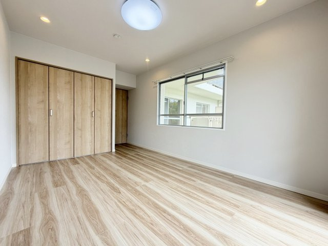 境谷西第2住宅団地16号棟の洋室|【7帖洋室①】
全居室６帖以上＆収納付！各お部屋に十分な広さを確保し、家族みんなが心地よく過ごせる空間に。（R8.9撮影）