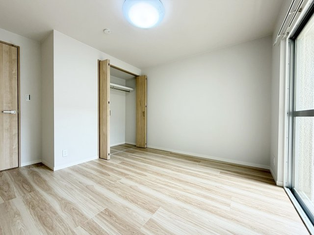 境谷西第2住宅団地16号棟の洋室|【6.3帖洋室】
ベッドや机など無理なく配置できる広さ。また全居室に収納を設け、お部屋がスッキリ片付き居住空間を広く活用できちゃいます！（R8.9撮影）
