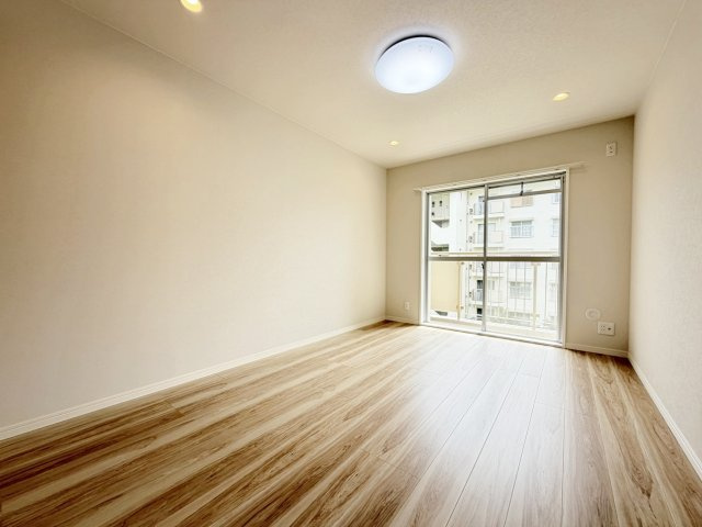 境谷西第2住宅団地16号棟の洋室|【7帖洋室②】
全居室からバルコニーへ出入りができ、お洗濯物に嬉しい♪（R8.9撮影）