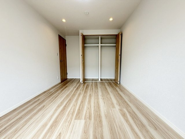 境谷西第2住宅団地16号棟の洋室|【7帖洋室②】
クローゼット内はハンガーパイプが備え付けになっております。上部には棚も設けられており、収納ボックスなどでスッキリ整理整頓もできちゃいます！（R8.9撮影）