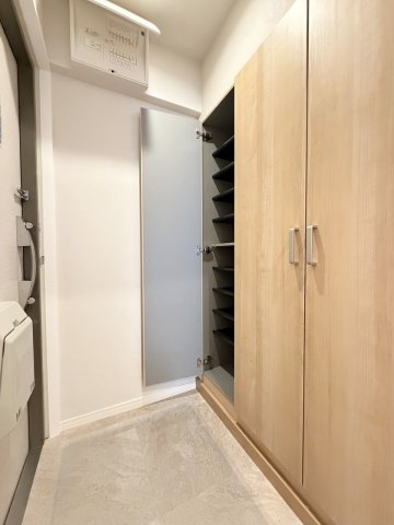 境谷西第2住宅団地16号棟の玄関|住まいの「顔」となる玄関。スッキリした玄関にできるシューズボックスは欠かせない存在ですね♪（R8.9撮影）