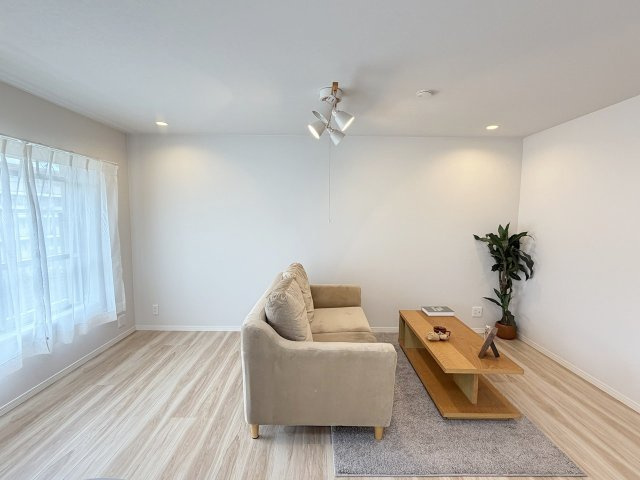境谷西第2住宅団地16号棟の居間・リビング|木目や白を基調としたシンプルな仕上がりの洋室はインテリアプランを考えやすいのが魅力！（R8.9撮影）