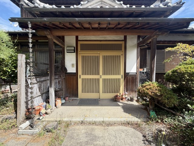 飾磨区構　中古一戸建ての玄関