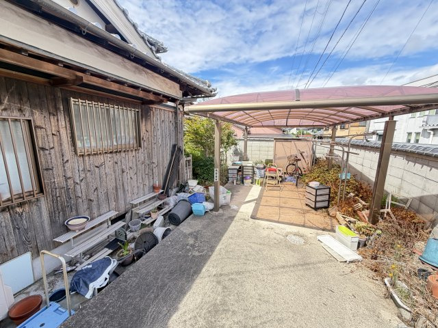 飾磨区構　中古一戸建ての駐車場