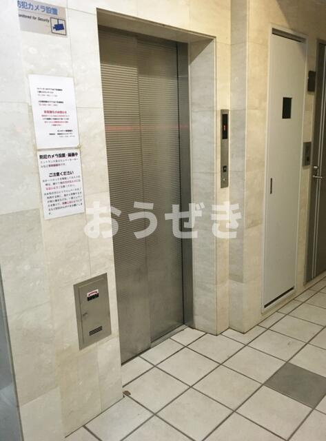 モンセラート横濱関内のエントランス