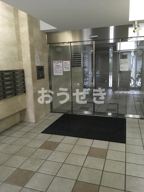 モンセラート横濱関内のエントランス