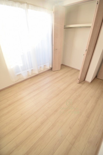 ハートフルタウン 　水戸市堀町2241番　Aの洋室|折戸を開くと壁面クローゼット。衣類が横一列に並ぶためひと目で洋服が選びやすい！衣類をたくさんお持ちの方もスッキリ片付きます♪