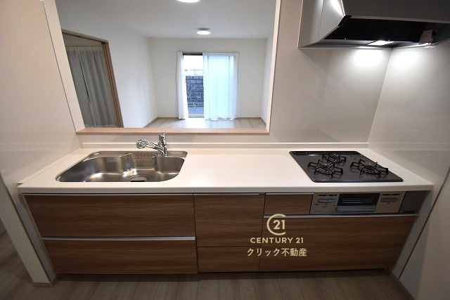 ハートフルタウン 　水戸市堀町2241番　Aのキッチン|美しいシステムキッチンです。ワイドなカウンターと高い収納力で、家族で一緒に料理をするにも十分な広さ。お手入れしやすいので清潔を保つことができます。