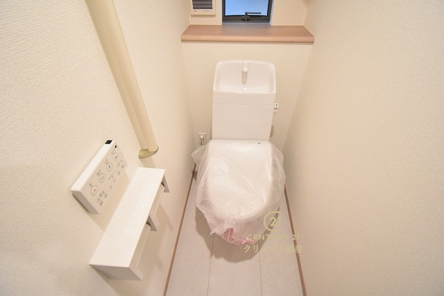 ハートフルタウン 　水戸市堀町2241番　Aのトイレ|１階と２階、２ヶ所に清潔なトイレ。お掃除しやすいシンプルなデザイン。
毎日使う空間と機能だから、いつまでも清潔なスペースであってほしいのがトイレです。