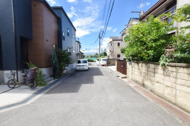 ハピクルタウン伊丹市瑞原3丁目建築条件付土地の前面道路含む現地写真|南側前面道路　幅員約5.1ｍ