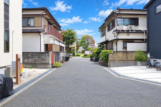 ハピクルタウン伊丹市瑞原3丁目建築条件付土地の前面道路含む現地写真|南側前面道路　幅員約5.1ｍ