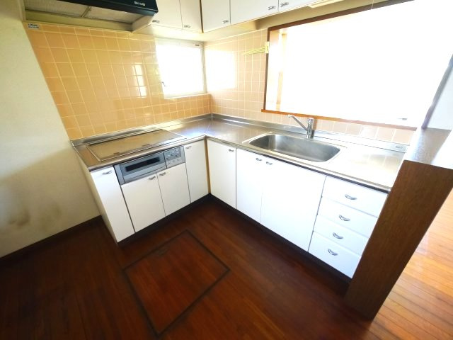 大網白里市四天木　中古戸建のキッチン|ハウスクリーニング済み 駐車増設スペース有 オール電化 IHクッキング 大網海岸まで車約5分