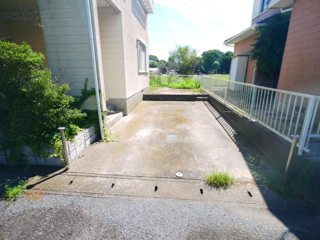 大網白里市四天木　中古戸建の駐車場|ハウスクリーニング済み 駐車増設スペース有 オール電化 IHクッキング 大網海岸まで車約5分