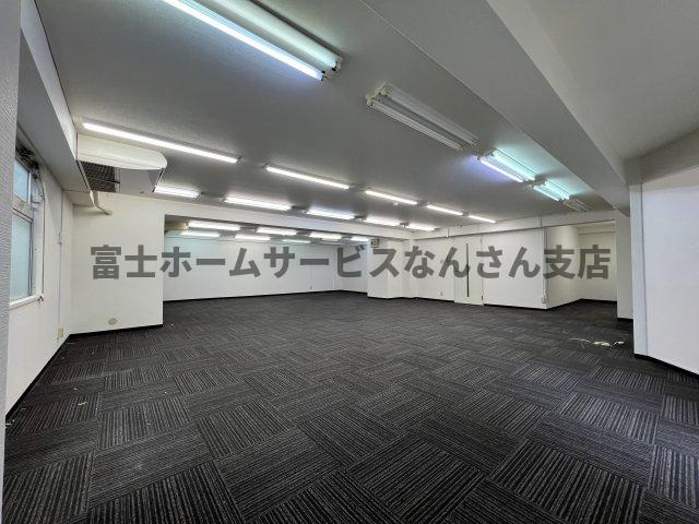 グラスコートの内装