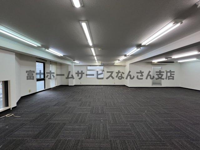 グラスコートの内装