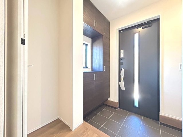 リーブルガーデン　江南市宮田神明町　全1区画分譲の玄関|大容量のシューズ収納付きで玄関周りもすっきり！玄関ドアからの光が玄関ホールを明るくしてくれます。