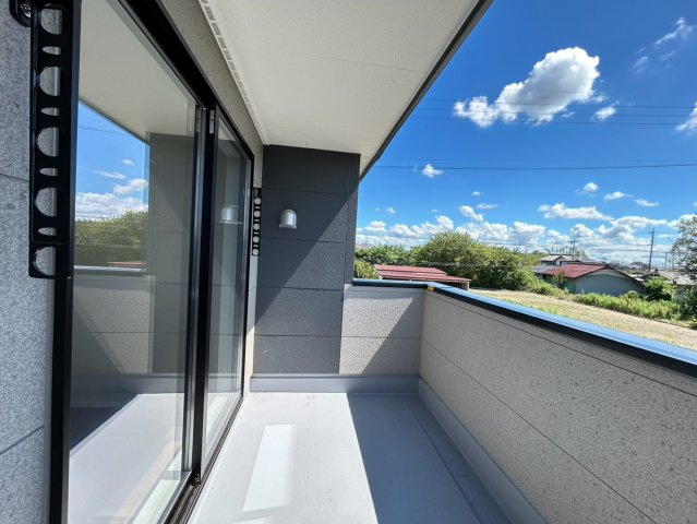 リーブルガーデン　江南市宮田神明町　全1区画分譲のバルコニー|バルコニーは南向きで洗濯物もよく乾きます！強度と表面積硬度を持つFPRで防水しています。