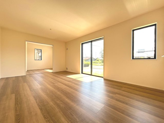 リーブルガーデン　江南市宮田神明町　全1区画分譲の居間・リビング|明るい日差しをふんだんに取り込んだリビングダイニングは家族の笑顔につつまれた素敵な空間になります。
一建設の家は精度が高く丈夫な工法を採用し、「住宅トップランナー基準」に対応しています。
