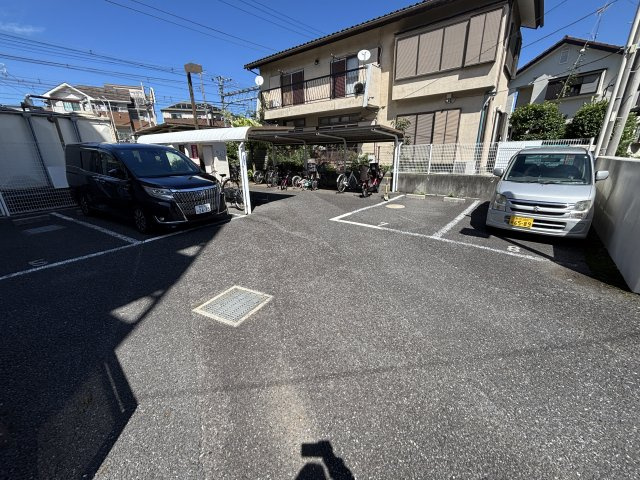 マンション　フジフィールドの駐車場