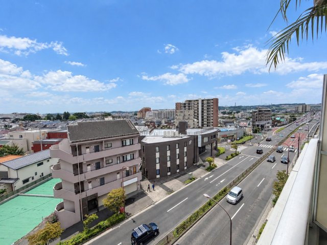 ジェイパーク調布多摩川の展望|バルコニーからは視界の広がる開放的な眺め。日々の暮らしに“眺望を楽しむ時間”をプラスしてくれます。