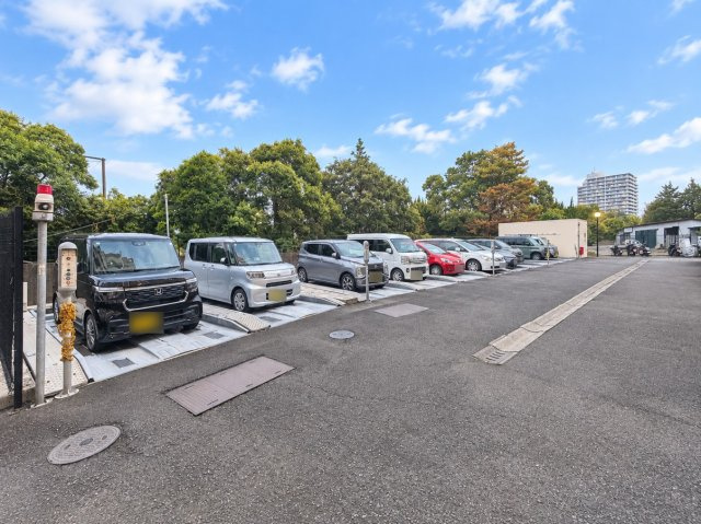 ジェイパーク調布多摩川の駐車場|敷地内駐車場を完備。お車をお持ちの方にも嬉しい住環境です。※空き状況・利用条件は別途確認が必要です