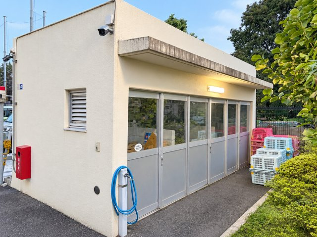 ジェイパーク調布多摩川のその他共用部分|敷地内にゴミ置き場を完備。住戸からゴミを持ち出しやすく、日々の暮らしを支える便利な共用設備です。