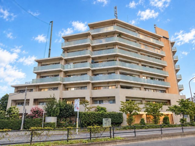 ジェイパーク調布多摩川の外観|街並みに映える、存在感のあるマンション外観。植栽の緑も感じられる落ち着いた佇まいです。
