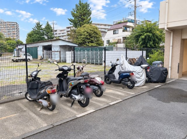 ジェイパーク調布多摩川のその他共用部分|敷地内にはバイク置場もございます。バイクをお持ちの方にも嬉しい共用設備です。