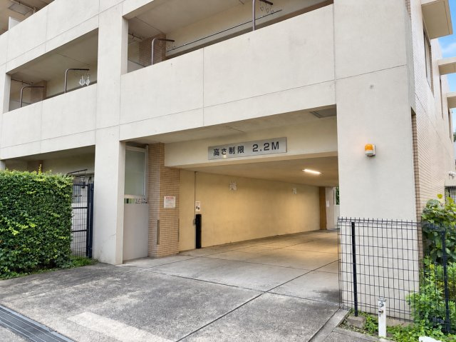 ジェイパーク調布多摩川の駐車場|敷地内駐車場の出入口。高さ制限は2.2mで、お車での出入りもしやすい設計です。