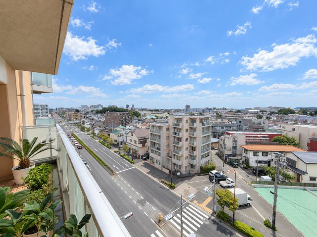 ジェイパーク調布多摩川の展望|空と街並みが広がる開放的な眺望。バルコニーからの景色を現地でご確認いただけます。