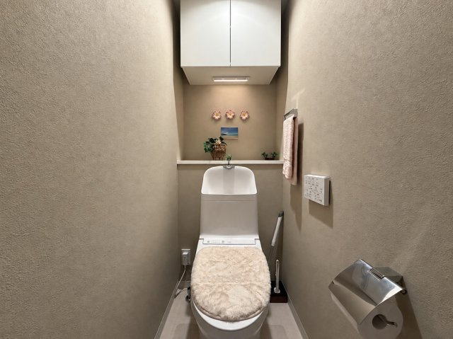 ジェイパーク調布多摩川のトイレ|独立した落ち着きのあるトイレ空間。上部収納も備え、生活用品をすっきり収納できます。