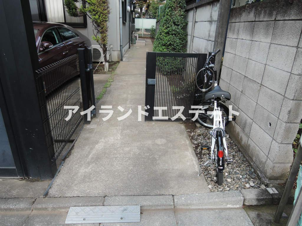 レヴィーユ　駅近　室内洗濯機置場　バストイレ別のエントランス